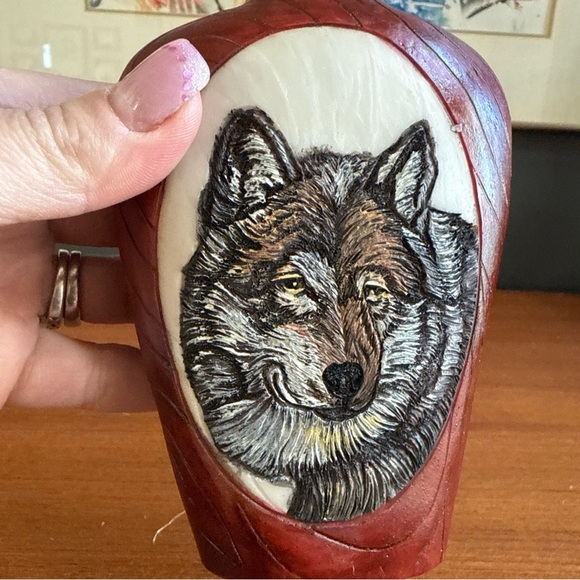 VINTAGE HAND PAINTED WOLF CARVING RESIN RED BOTTLE Vase COLLECTIBLE - Picture 3 of 7